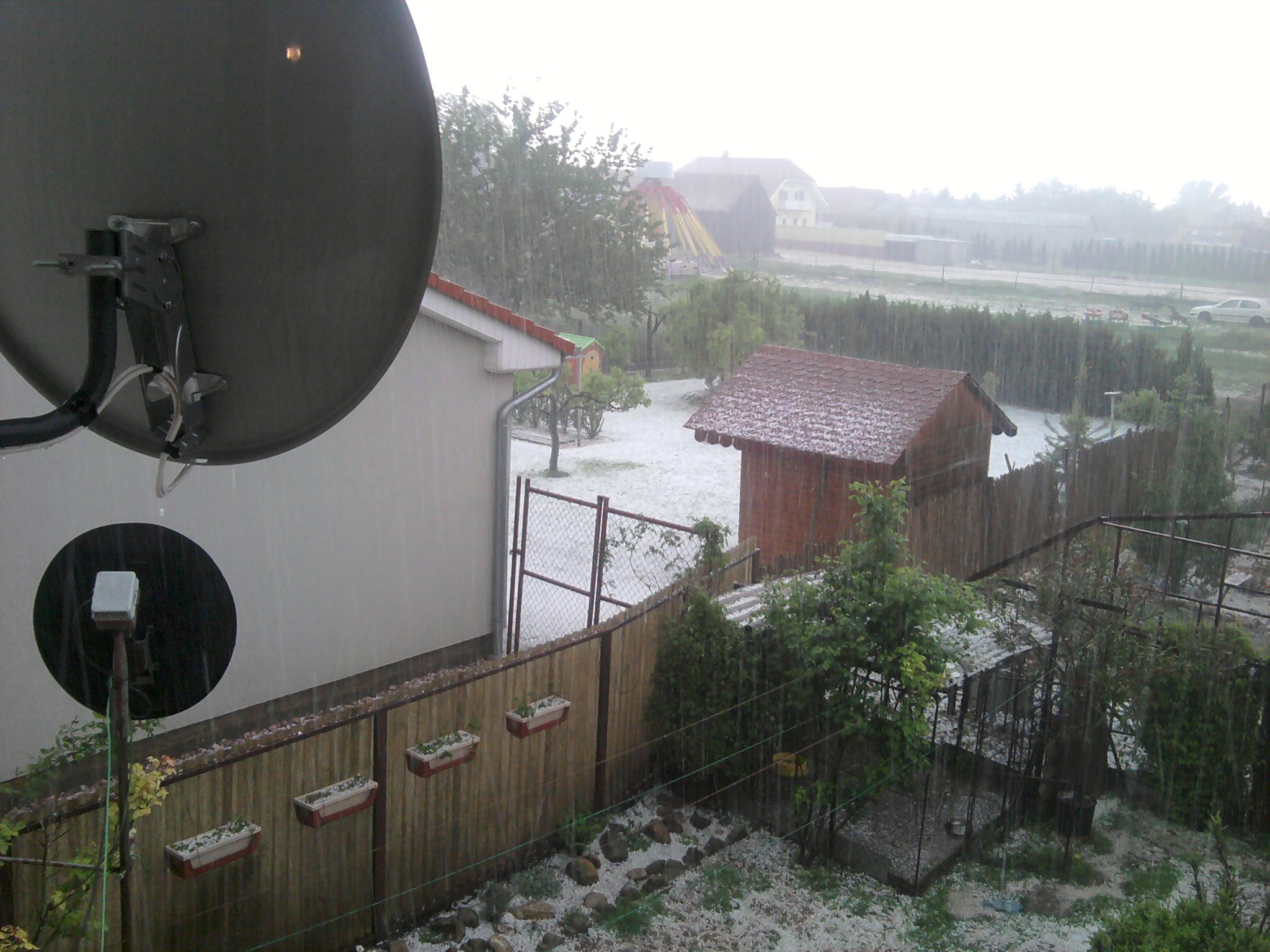 teraz padajú krúpy v sládkovičove vo veľkosti hrášku. Pripájam fotky kde bola pôvodne zelená tráva a teraz je tu ako na vianoce.</p><p>myslím, že fotky povedia všetko. trvalo to asi 10minút a je to "úžasné". 